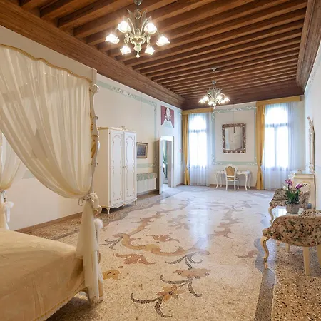 Luxury Pesaro Papafava * ונציה